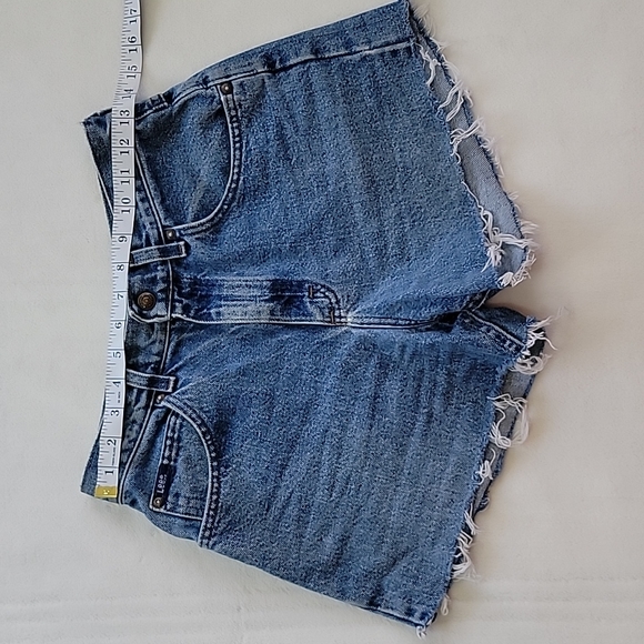 π VINTAGE HIGHWAISTED CUTOFF FRAYED DISTRESSED DENIM LEE SHORTS - Picture 3 of 8